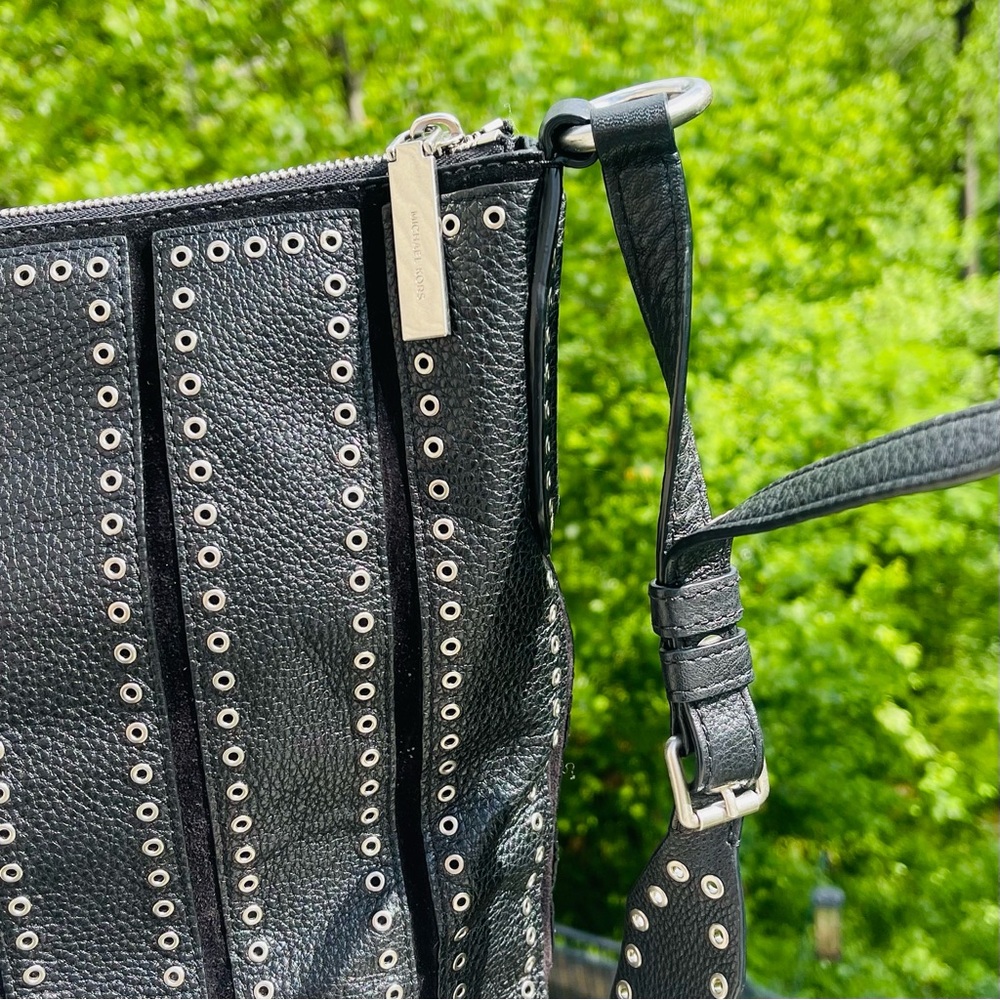 Like NEW MICHAEL KORS Brooklyn Grommet Black Silver Pebbled Leather Feed Bag - Picture 8 of 16